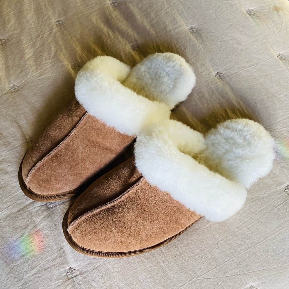 Overland Classic Shearling-Lined Leather Scuff Slippers